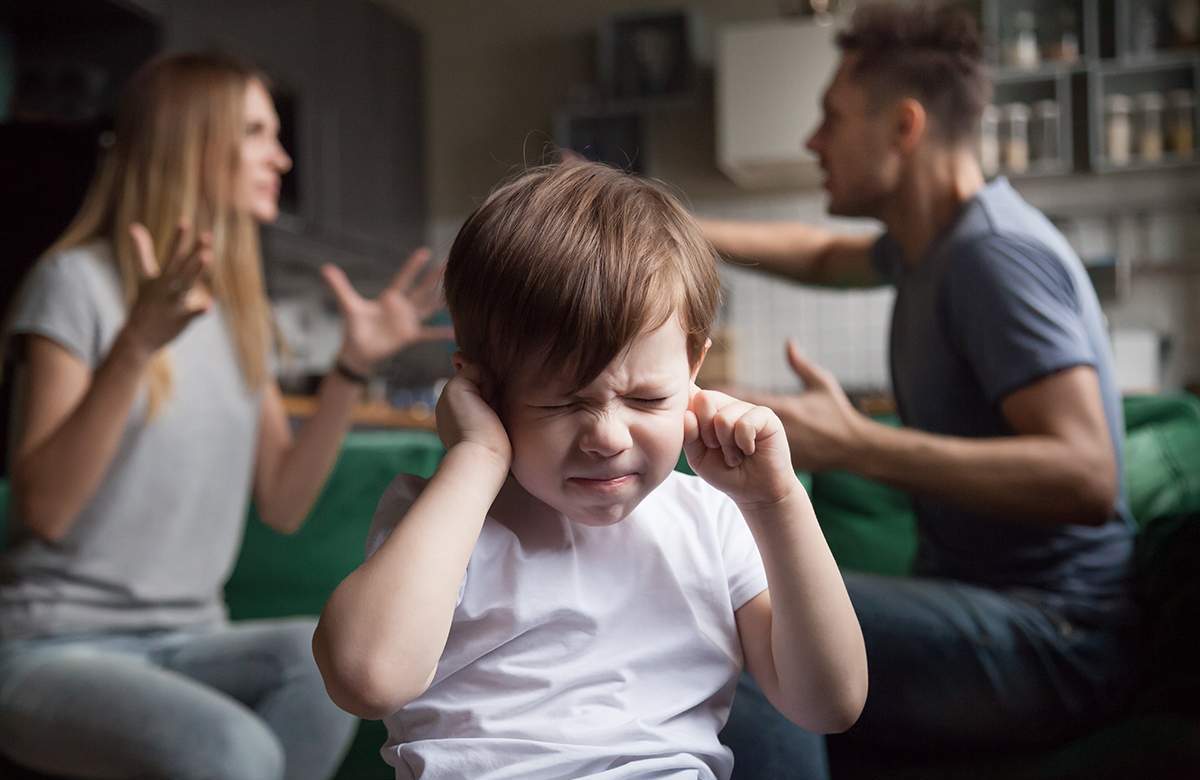 Kind erträgt den Streit der Eltern nicht